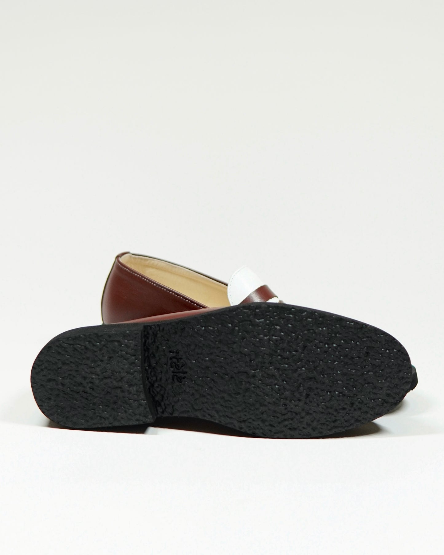 Dára auburn + white penny loafers