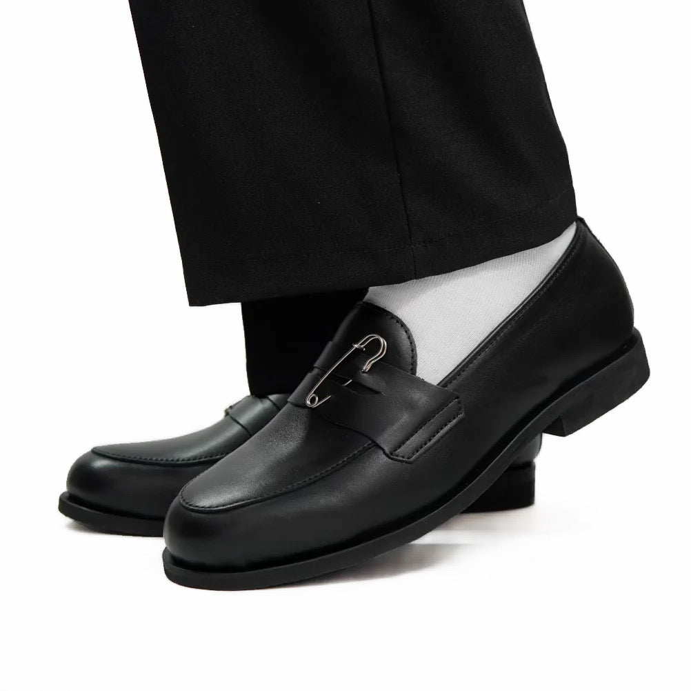 Dára black pin penny loafers