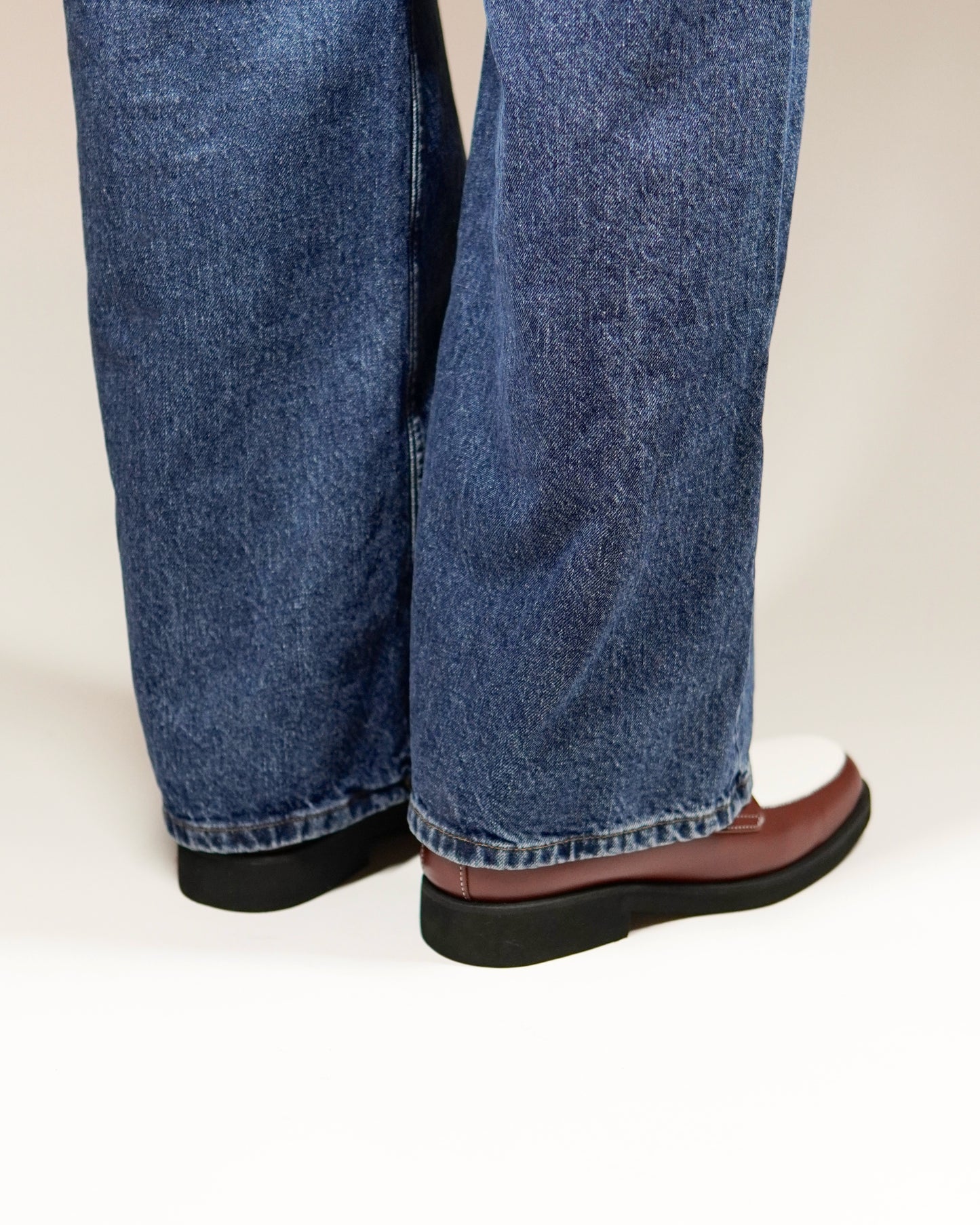 Dára auburn + white penny loafers