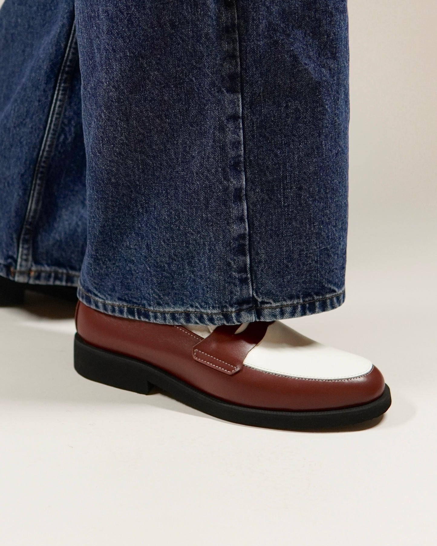 Dára auburn + white penny loafers