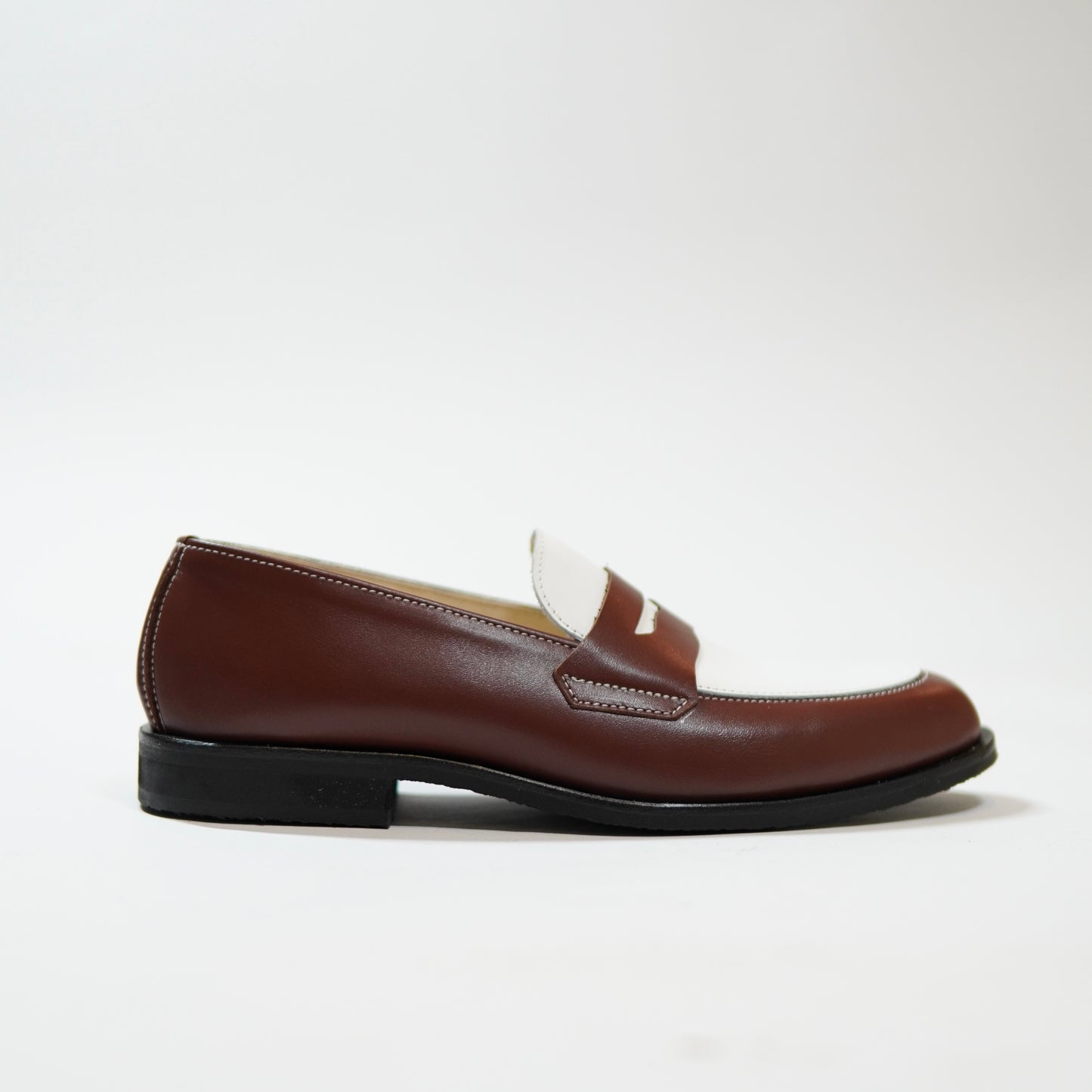 Dára auburn + white penny loafers