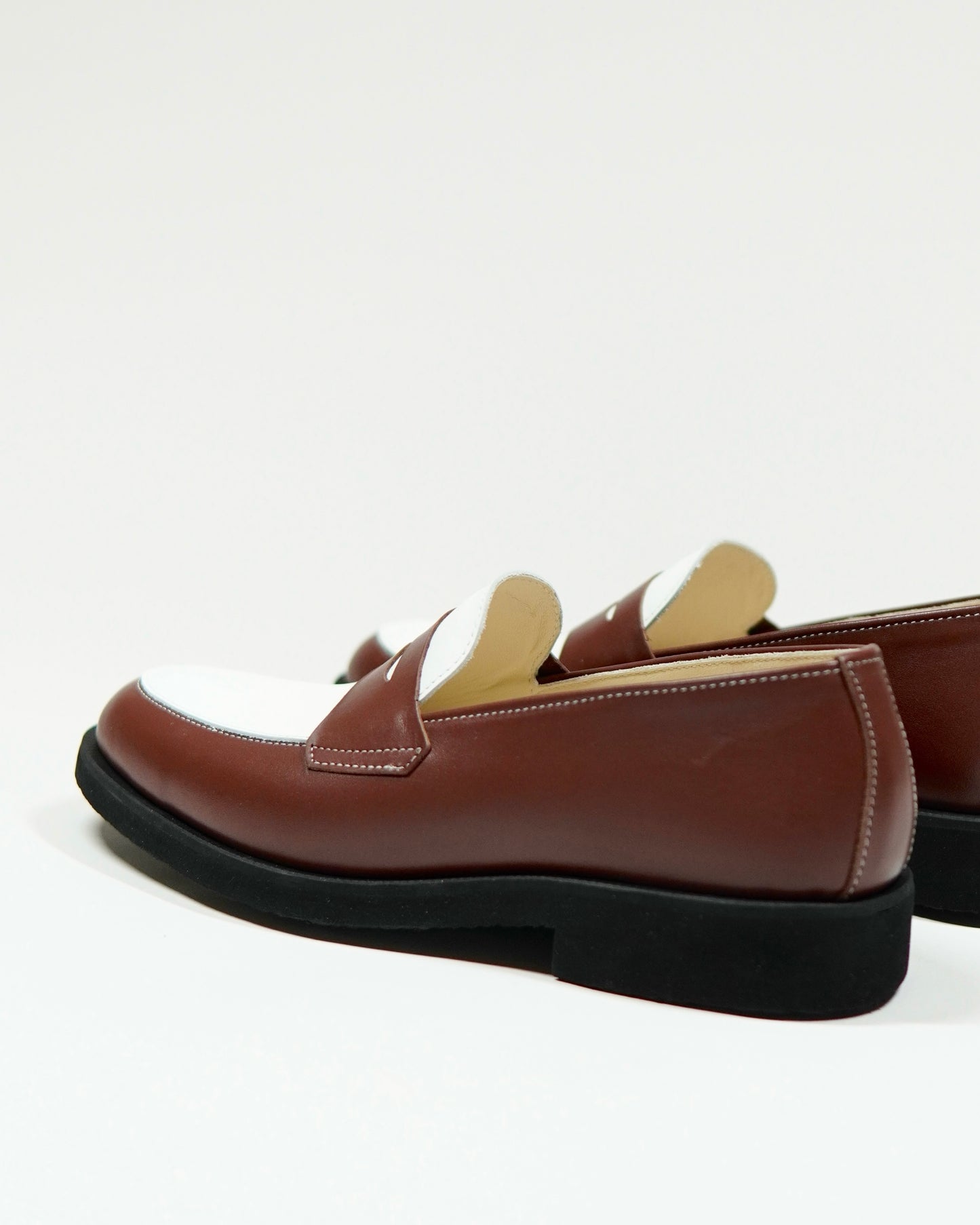 Dára auburn + white penny loafers