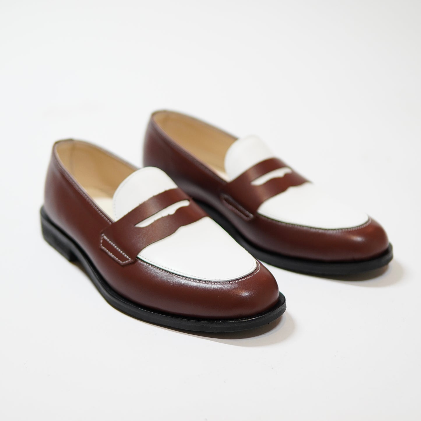 Dára auburn + white penny loafers