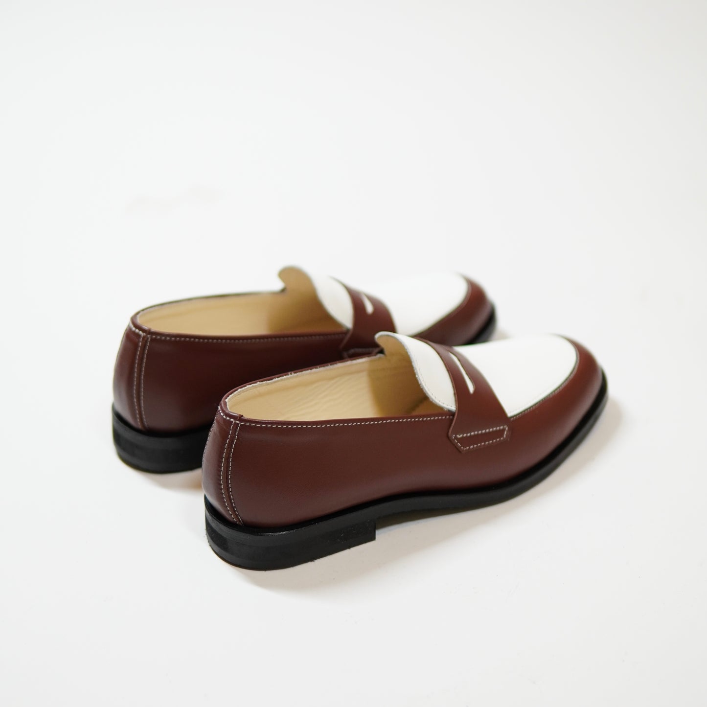 Dára auburn + white penny loafers