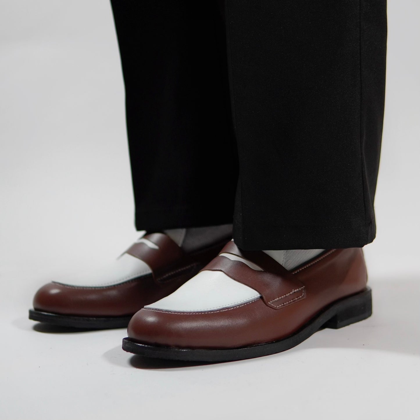 Dára auburn + white penny loafers