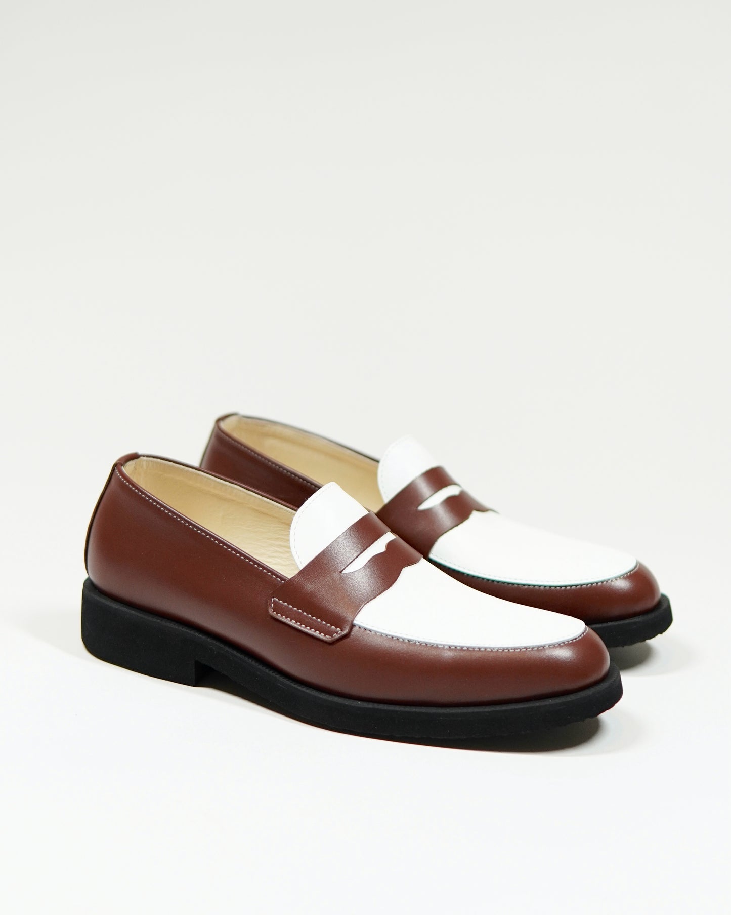 Dára auburn + white penny loafers