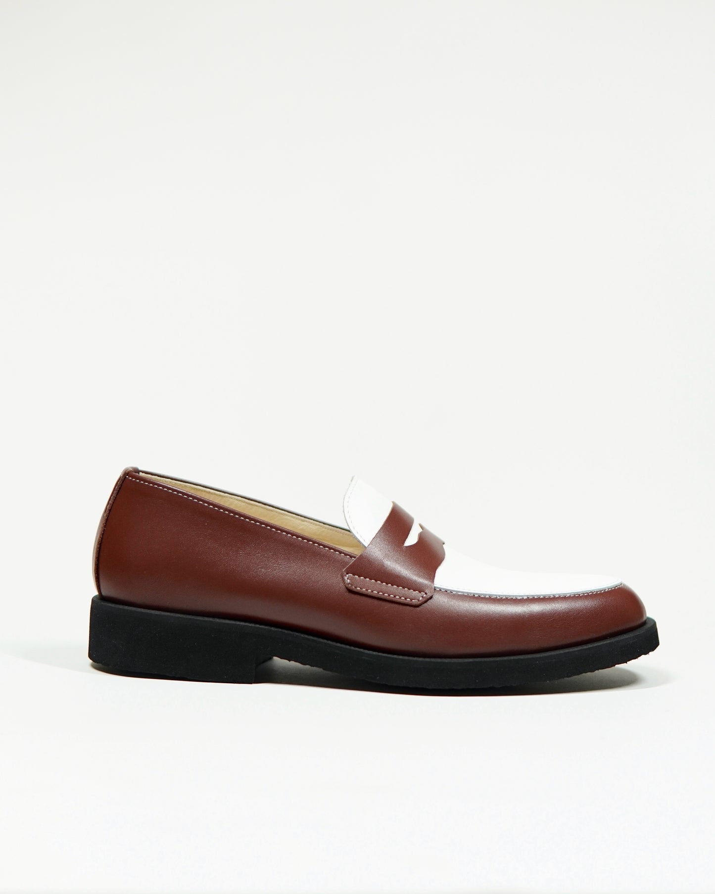 Dára auburn + white penny loafers