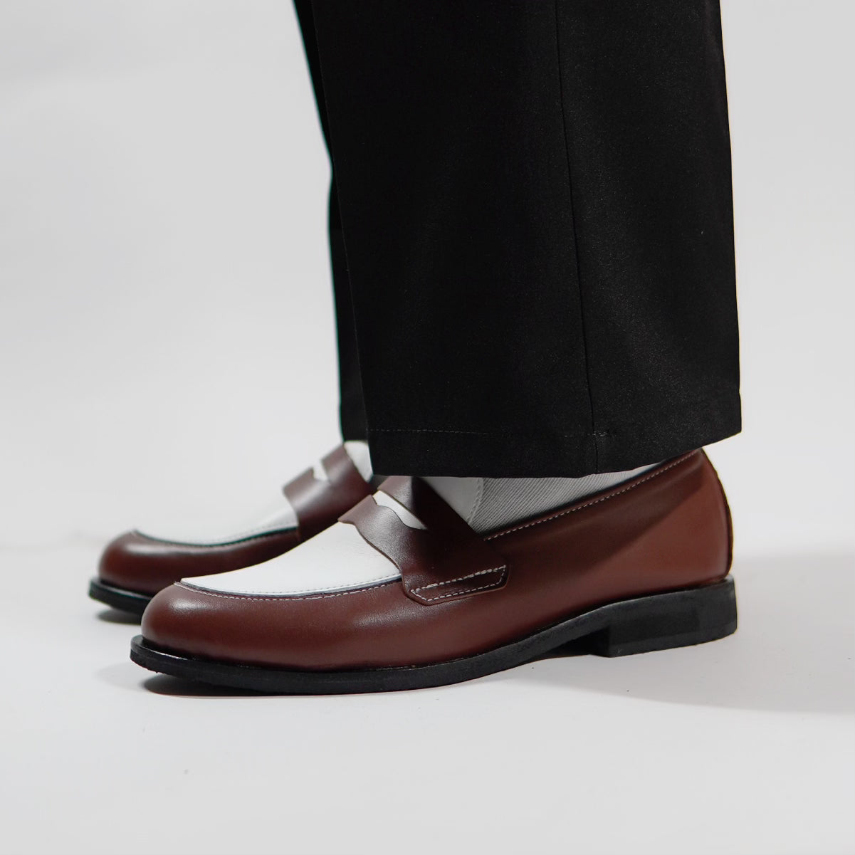 Dára auburn + white penny loafers